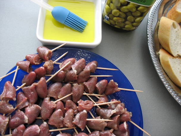 Grilované kuracie srdiečka na bagete s omáčkou   - obrázok 5