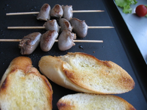 Grilované kuracie srdiečka na bagete s omáčkou   - obrázok 7