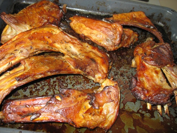 Pečené rebierka z mladého jahniatka s kašou zo sladkých zemiakov s pomarančom a šalviovým maslom (fo - obrázok 3