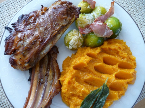 Pečené rebierka z mladého jahniatka s kašou zo sladkých zemiakov s pomarančom a šalviovým maslom (fo - obrázok 4