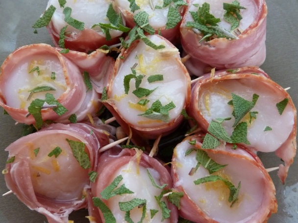 Mušle sv. Jakuba so zelenou špargľou a holandskou omáčkou - obrázok 1