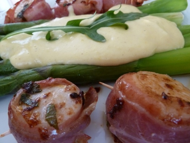 Mušle sv. Jakuba so zelenou špargľou a holandskou omáčkou - obrázok 2