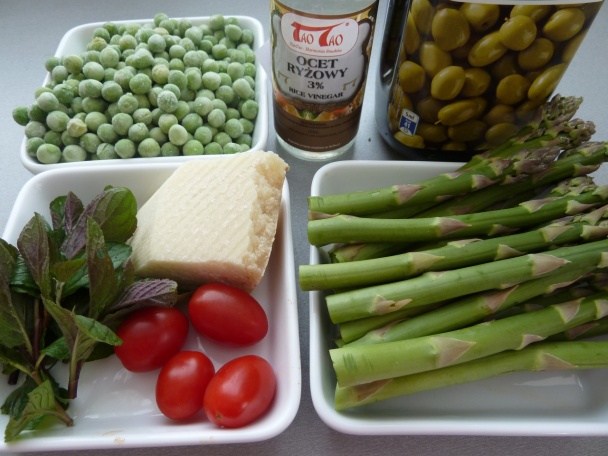 Teplý špargľový šalát s hráškom, prosciuttom a mätou (fotorecept) - obrázok 1