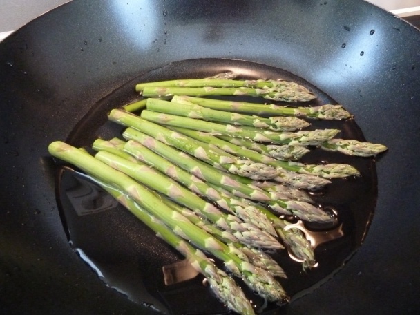 Teplý špargľový šalát s hráškom, prosciuttom a mätou (fotorecept) - obrázok 2