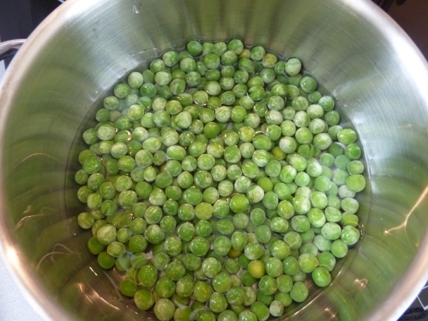 Teplý špargľový šalát s hráškom, prosciuttom a mätou (fotorecept) - obrázok 3