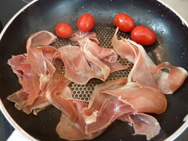 Teplý špargľový šalát s hráškom, prosciuttom a mätou (fotorecept) - obrázok 6