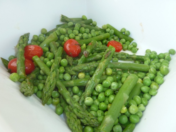 Teplý špargľový šalát s hráškom, prosciuttom a mätou (fotorecept) - obrázok 7