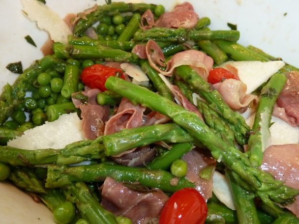 Teplý špargľový šalát s hráškom, prosciuttom a mätou (fotorecept) - obrázok 8