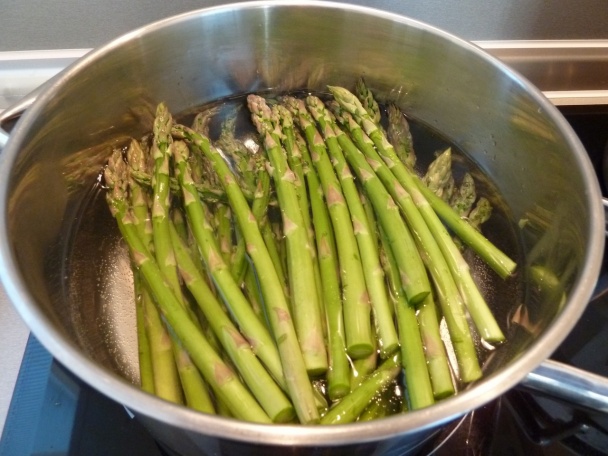 Zelená špargľa s parmezánovo-citrónovým maslom - obrázok 2