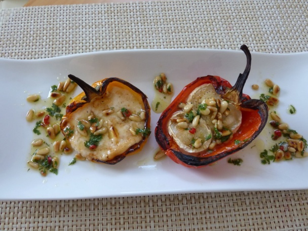 Papriky s rozpečeným  kozím syrom a dresingom s píniovými orieškami (fotorecept) - obrázok 8