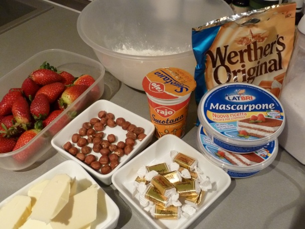 Jahodovo-karamelový dezert s mascarpone, vaječným likérom a praženými lieskovcami (fotorecept) - obrázok 1