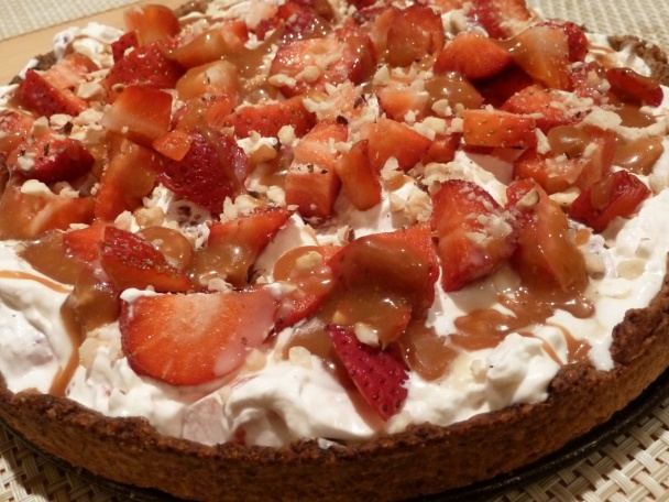 Jahodovo-karamelový dezert s mascarpone, vaječným likérom a praženými lieskovcami (fotorecept) - obrázok 10