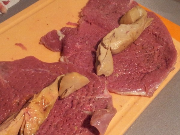 Balotínka z kačacích pŕs s foie gras, zemiakové pyré so šalviovými píniovými orieškami a brusnicami - obrázok 2