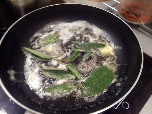 Balotínka z kačacích pŕs s foie gras, zemiakové pyré so šalviovými píniovými orieškami a brusnicami - obrázok 6