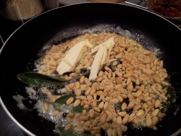 Balotínka z kačacích pŕs s foie gras, zemiakové pyré so šalviovými píniovými orieškami a brusnicami - obrázok 7