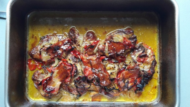 Krkovička so šťuchanými zemiakmi s krúpkami, majoránkou a chrumkavou cibuľkou - obrázok 3