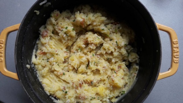 Krkovička so šťuchanými zemiakmi s krúpkami, majoránkou a chrumkavou cibuľkou - obrázok 4