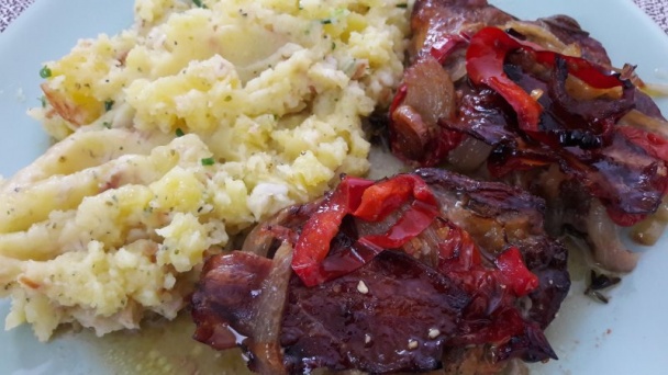 Krkovička so šťuchanými zemiakmi s krúpkami, majoránkou a chrumkavou cibuľkou - obrázok 5