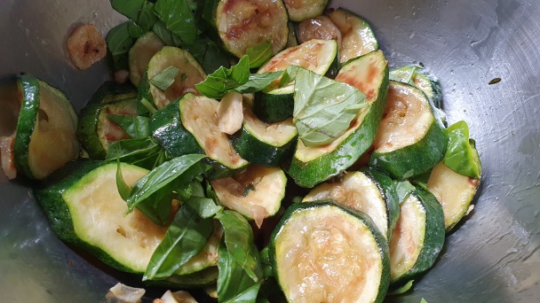 Losos v papilote s bulgurom, červenou ryžou a cuketou (fotorecept) - obrázok 3