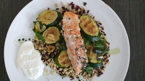 Losos v papilote s bulgurom, červenou ryžou a cuketou (fotorecept) - obrázok 4