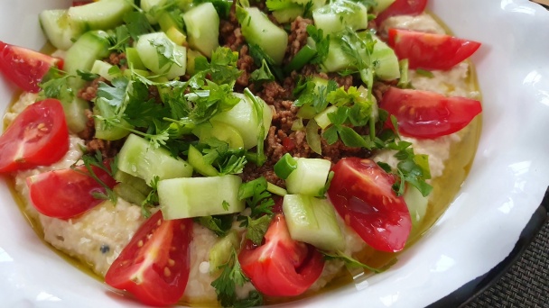 Hummus s mletým mäsom a domácim kváskovým pita chlebom (fotorecept) - obrázok 4