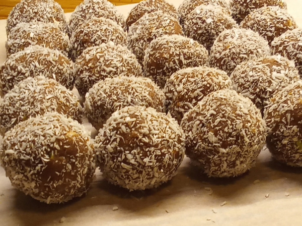 Vianočné pečivo - rumové guľky a šuhajdy z ľadových gaštanov - obrázok 1