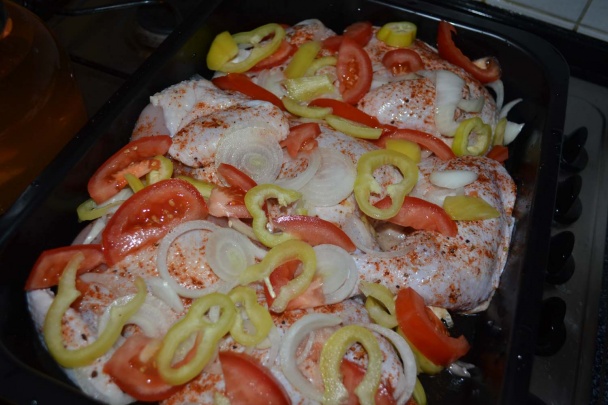 Pečené kurča s paradajkami, paprikou a cibuľou - obrázok 1