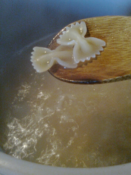 Cestovinový šalát s paradajkami a brokolicou - obrázok 1