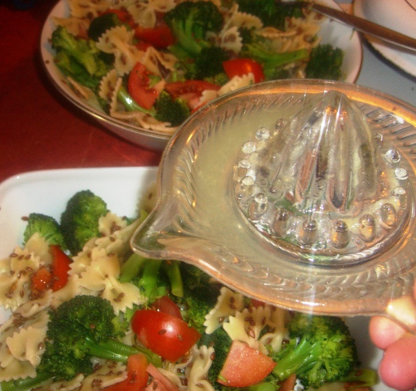 Cestovinový šalát s paradajkami a brokolicou - obrázok 4