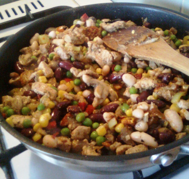 Morčacie prsia so šampiňónmi, zeleninou a fazuľou v paradajkovej omáčke - obrázok 1