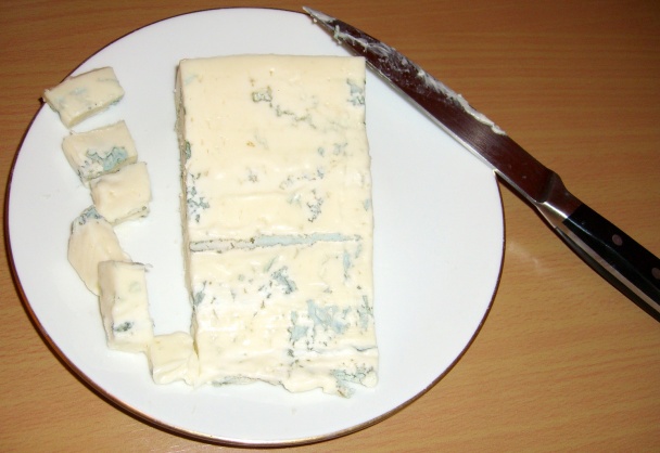 Zelený šalát s gorgonzolou posypaný vlašskými orechmi - obrázok 2