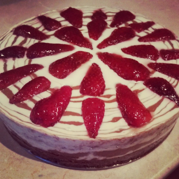 Tvarohová nepečená torta s datlovo-orechovým korpusom - obrázok 5