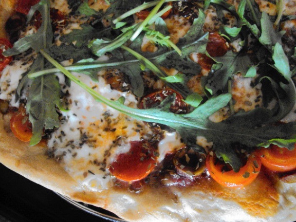 Pizza caprese con rucola fresca - obrázok 5