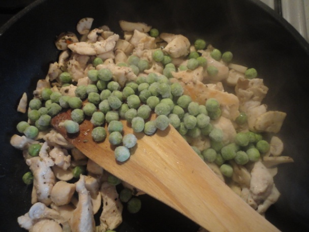 Špagety s kuracím mäsom a hráškom zapekané v mini-cocotte (fotorecept) - obrázok 1