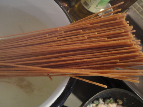 Špagety s kuracím mäsom a hráškom zapekané v mini-cocotte (fotorecept) - obrázok 3