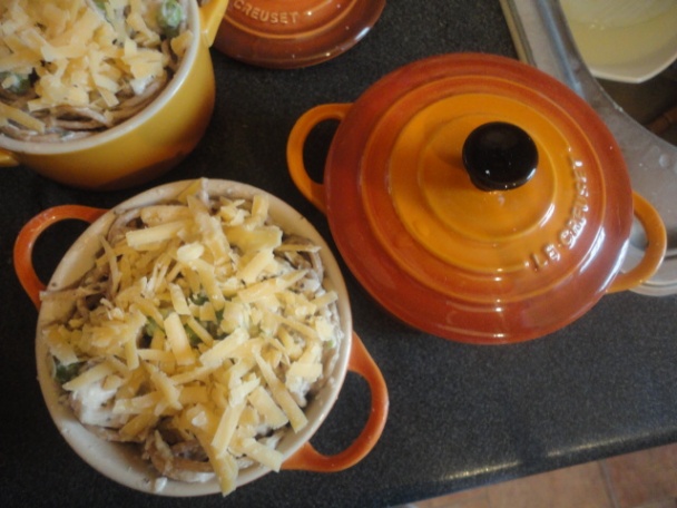 Špagety s kuracím mäsom a hráškom zapekané v mini-cocotte (fotorecept) - obrázok 6