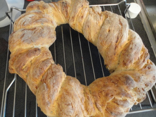 Pane di pasqua con salvia e pecorino (taliansky chlebový veniec so šalviou a pecorinom)(fotorecept) - obrázok 5