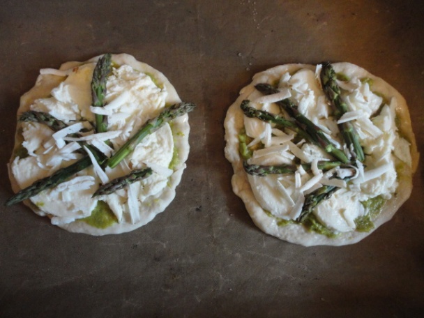 Pizza so zelenou špargľou a mozzarellou (fotorecept) - obrázok 4