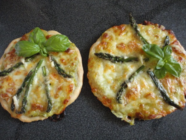 Pizza so zelenou špargľou a mozzarellou (fotorecept) - obrázok 5