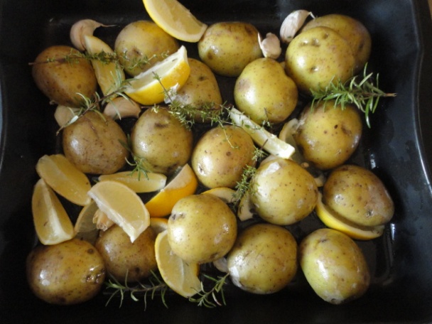 Pečené zemiaky s rozmarínom, citrónom a cesnakom (fotorecept) - obrázok 2