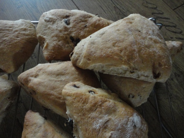 Rustikálne chlebové žemličky so sušenými rajčinami - obrázok 9