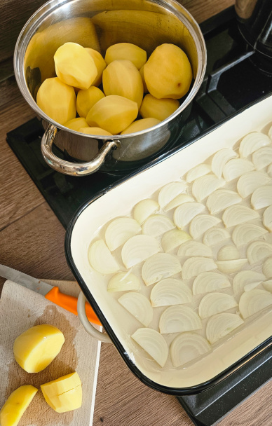 Bravčové pliecko so zemiakmi z jedného pekáča (fotorecept) - obrázok 1