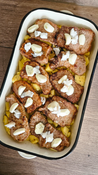 Bravčové pliecko so zemiakmi z jedného pekáča (fotorecept) - obrázok 3