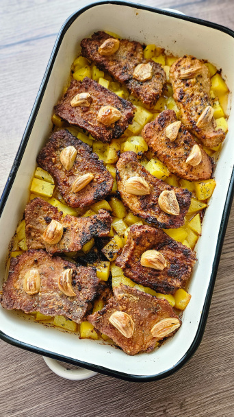 Bravčové pliecko so zemiakmi z jedného pekáča (fotorecept) - obrázok 4