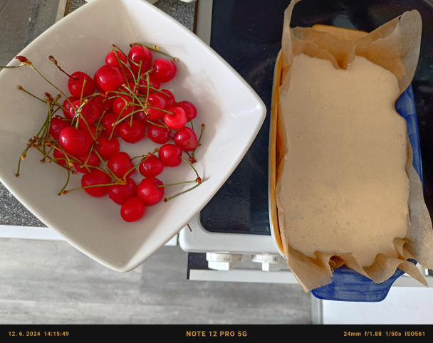 Ľahký koláč z domácich čerešní  - obrázok 1