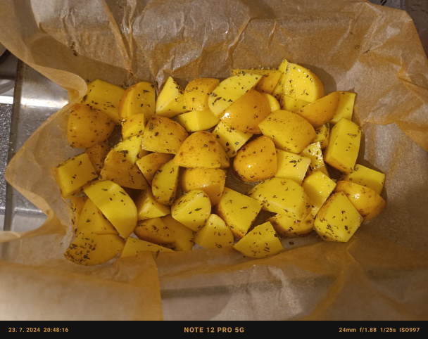 Pečené domáce zemiaky s oreganom a sušeným cesnakom  - obrázok 2