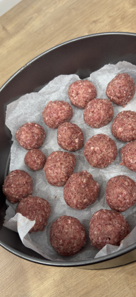 Švédske mäsové guľôčky so smotanovou omáčkou a zemiakovou kašou (fotorecept) - obrázok 3