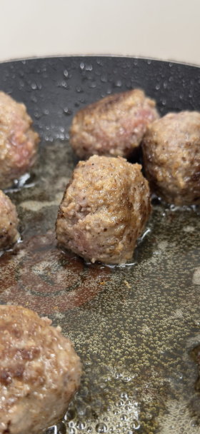 Švédske mäsové guľôčky so smotanovou omáčkou a zemiakovou kašou (fotorecept) - obrázok 5