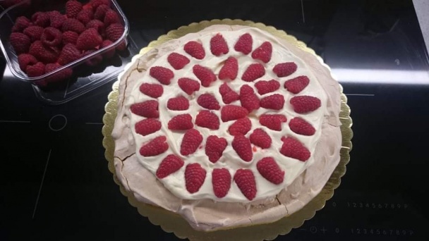 Pavlovovej torta s mascarpone a malinami (fotorecept) - obrázok 6
