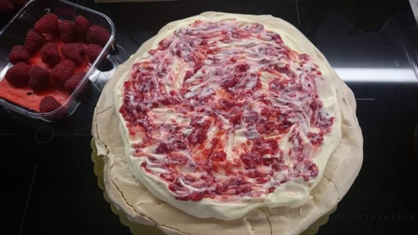 Pavlovovej torta s mascarpone a malinami (fotorecept) - obrázok 8